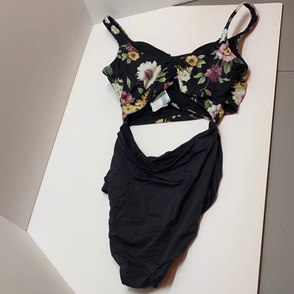 Floral Black Swimsuit - Picture 3 of 4